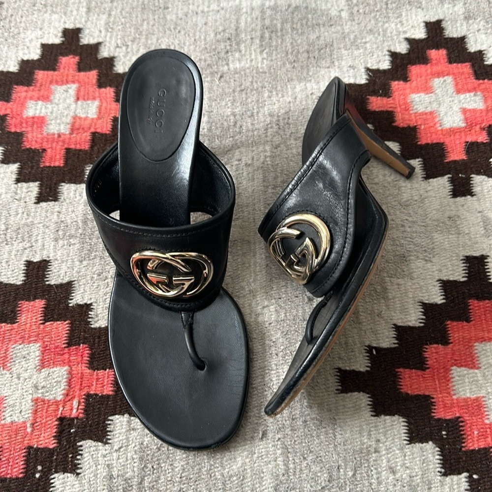 Gucci leather sandal thong heels with gold GG